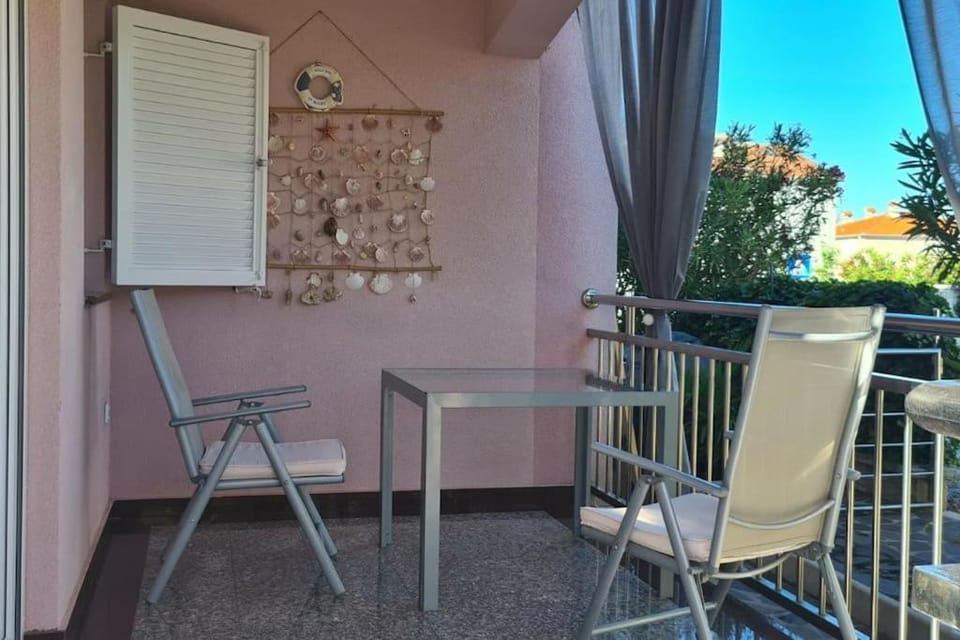 Apartament REMCA w/ private yard + PARKING Apartment in Istria County