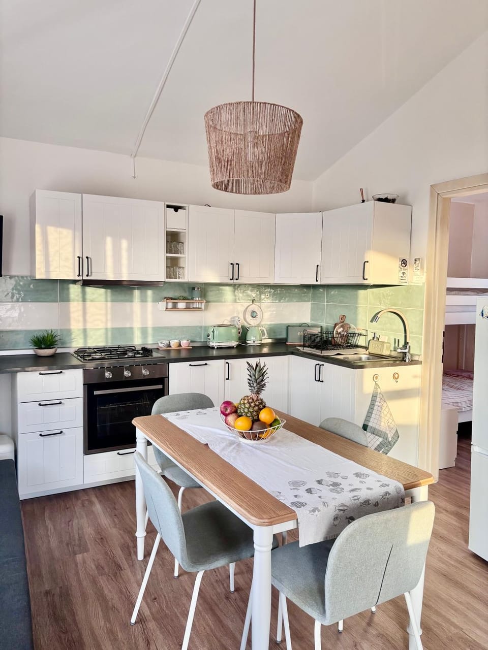 Coffee/tea facilities, dishwasher, oven, kitchen, kitchen