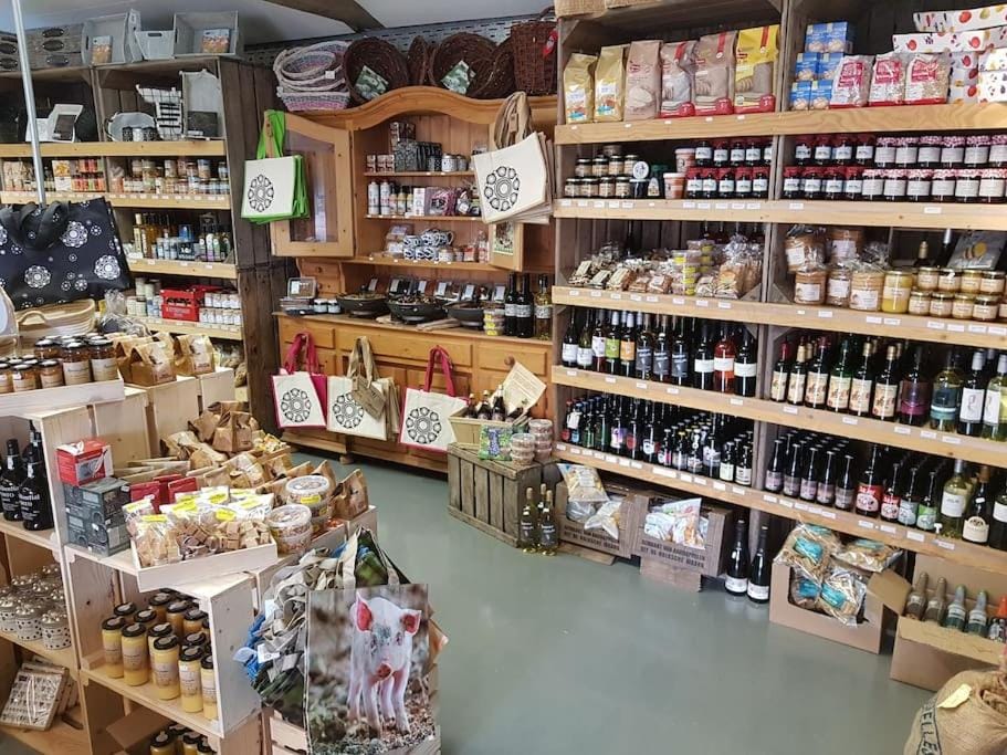On-site shops, Food and drinks, Food, Supermarket/grocery shop, Shopping Area