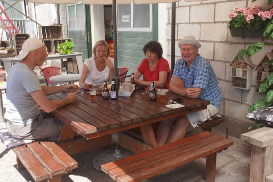 Restaurant/places to eat, Day, People, Food and drinks, Dining area, Food, Guests, Drinks, group of guests, Family