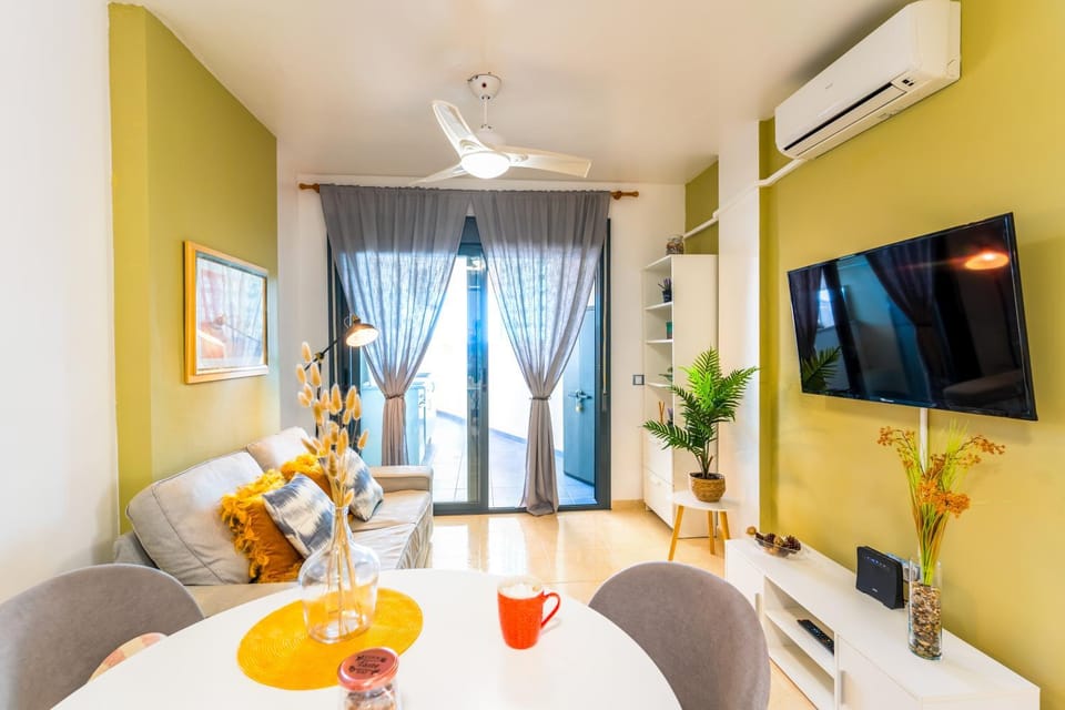 Communal lounge/ TV room, TV and multimedia, Living room, Evening entertainment, air conditioner