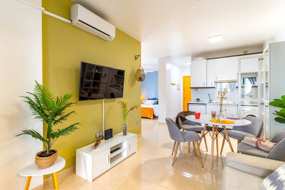 Communal lounge/ TV room, TV and multimedia, Living room, Evening entertainment, air conditioner