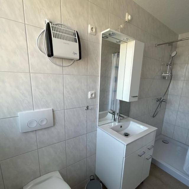 Shower, Toilet, Bathroom, internet