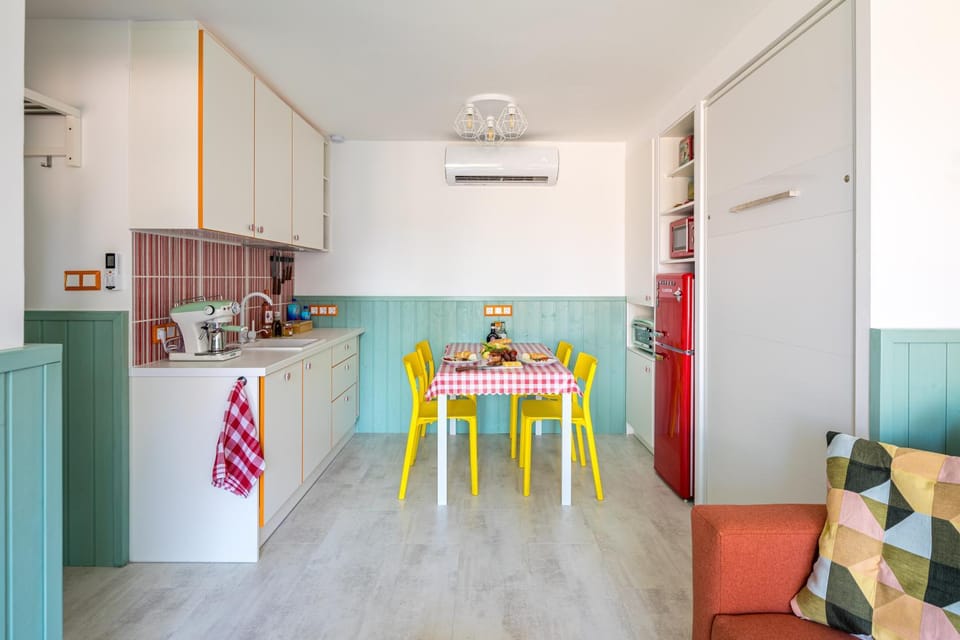Kitchen or kitchenette, Dining area, dishwasher, stove