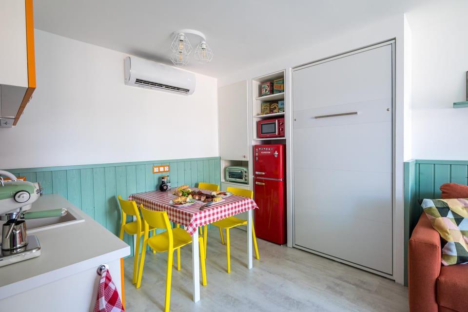 Kitchen or kitchenette, Living room, Seating area, Dining area, oven, air conditioner