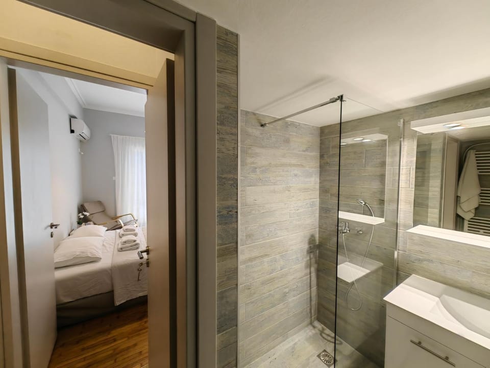 Shower, Bed, Bathroom, Bedroom, towels