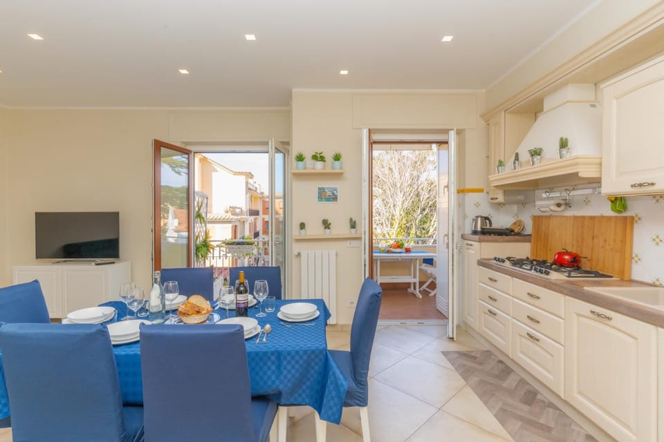 TV and multimedia, Kitchen or kitchenette, Living room, Dining area, stove