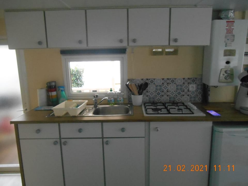 Kitchen or kitchenette, minibar, stove, toaster