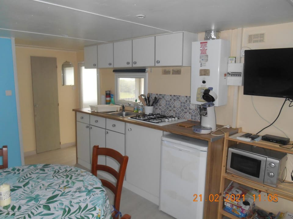 TV and multimedia, Kitchen or kitchenette, minibar, stove