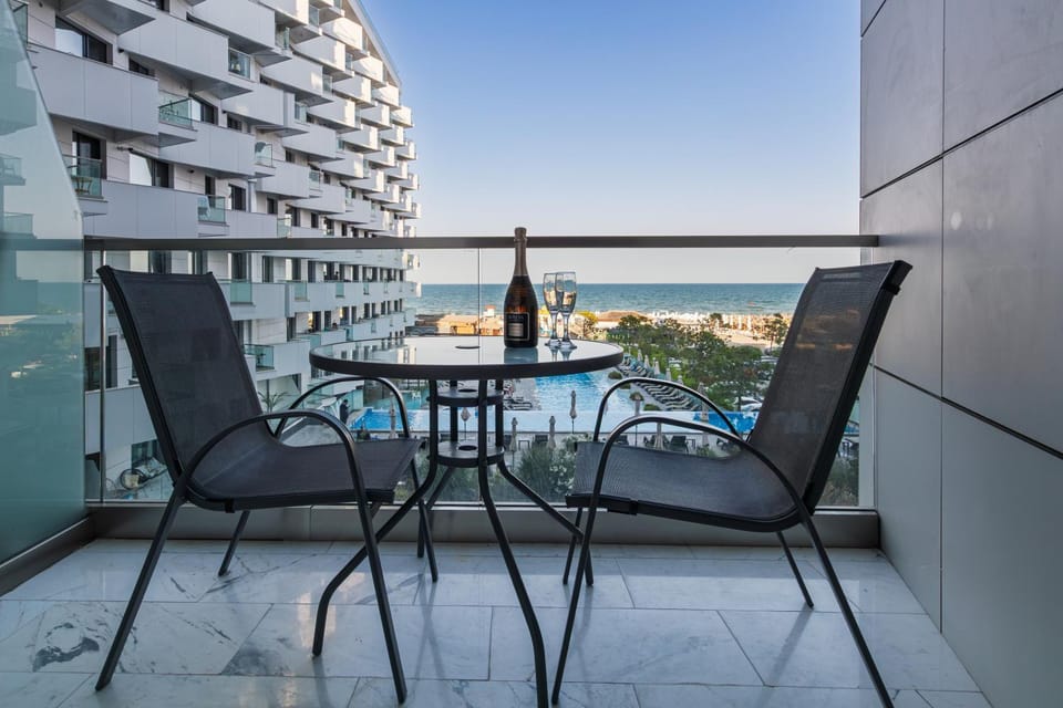 Property building, Balcony/Terrace, Sea view