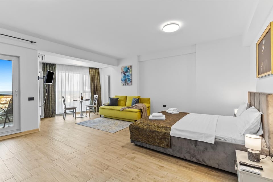 Bed, TV and multimedia, Living room, Photo of the whole room