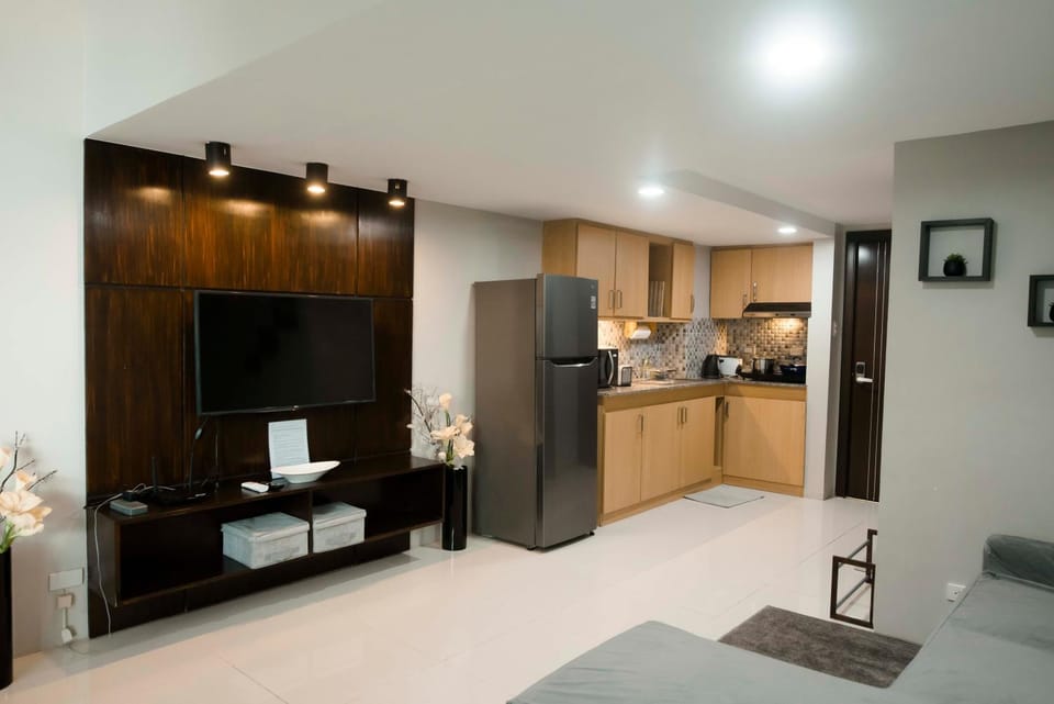 Kitchen or kitchenette, minibar
