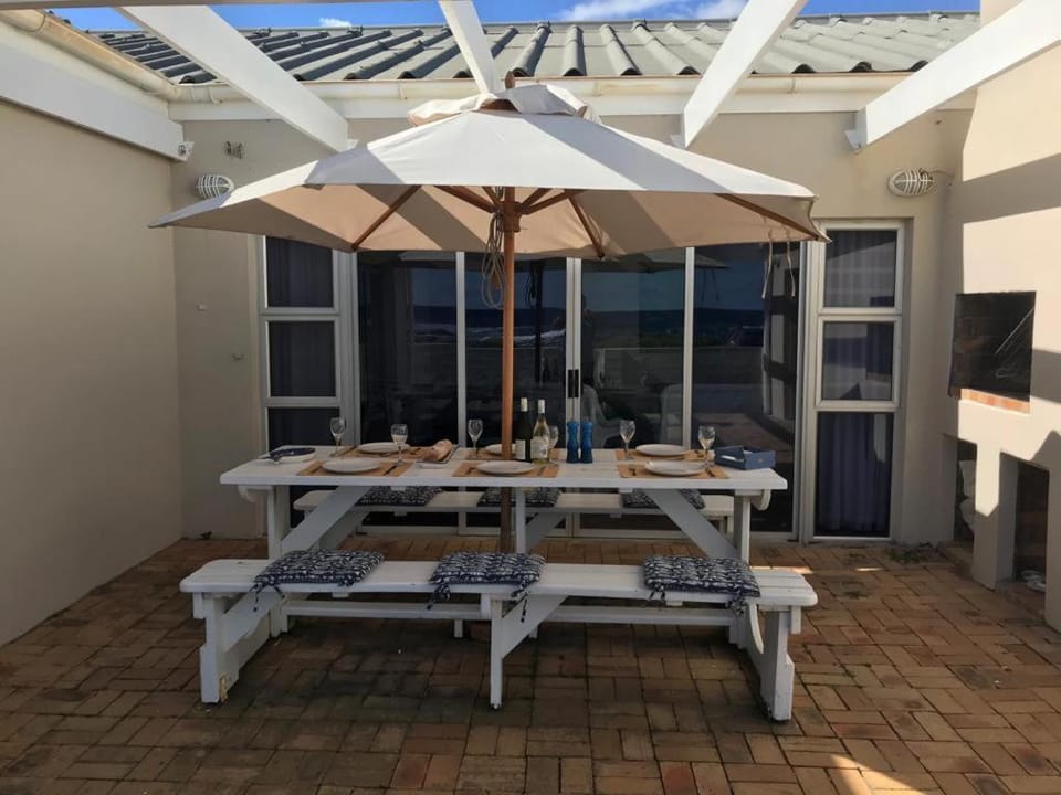 La Mer, a beautiful beachfront home in Sandbaai House in Western Cape