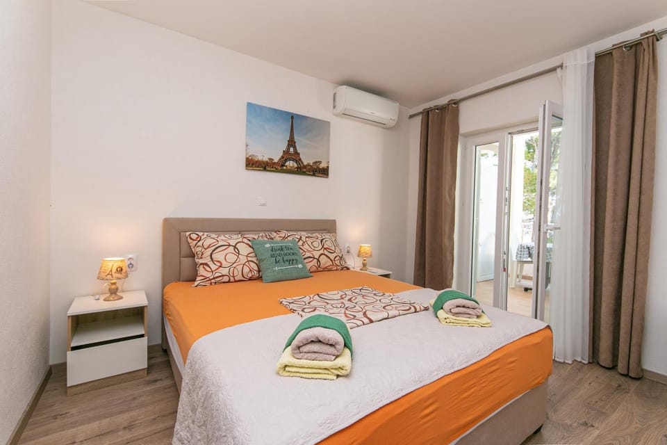 Apartmani Jakiruša Bed and Breakfast in Brela