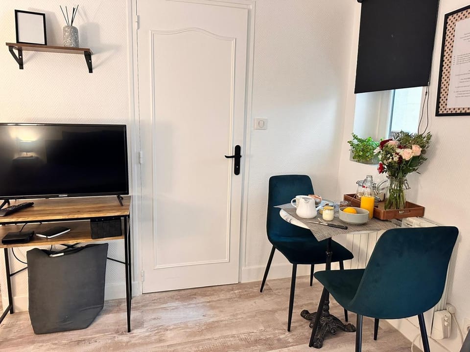 Beau studio et sa terrasse quartier historique Apartment in Moulins