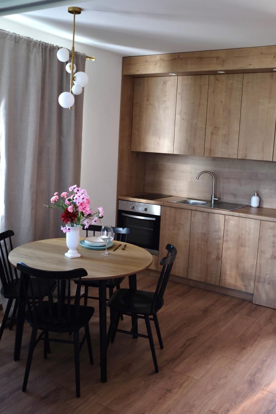 Kitchen or kitchenette, Dining area, stove