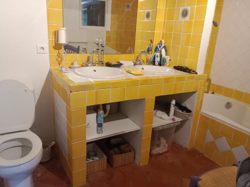 Toilet, Property building, Bathroom, Bath
