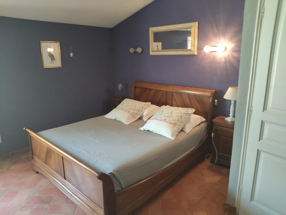 Property building, Bed, Bedroom