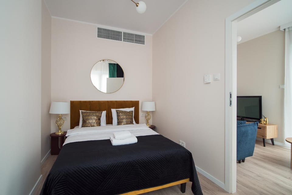Bed, TV and multimedia, Bedroom, towels, air conditioner