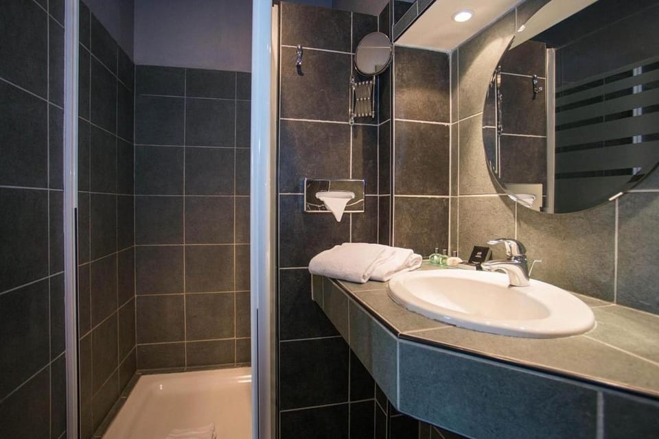 Shower, Bathroom, towels