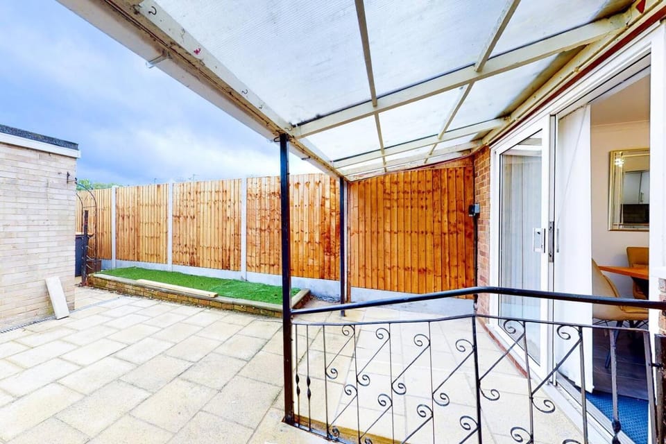 Modern 3-Bed House Sleeps 5 Parking WiFi House in Bedford