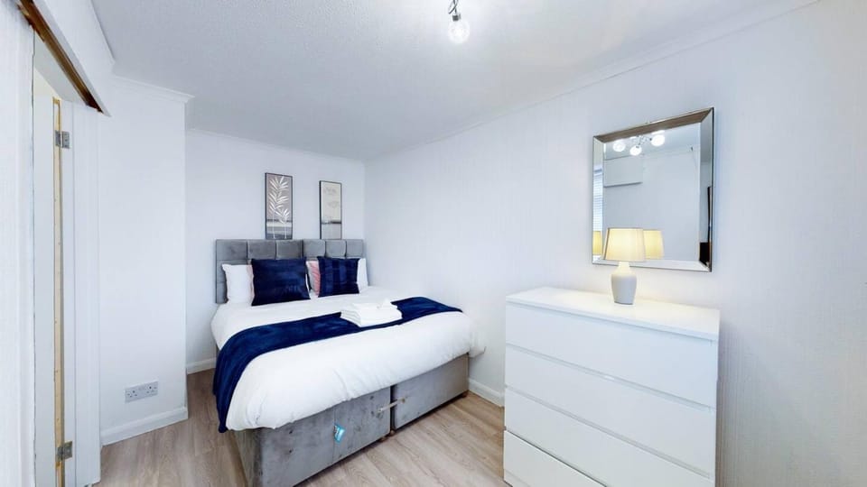 3Bed Contractor House Sleeps 5 Parking WiFi House in Bedford