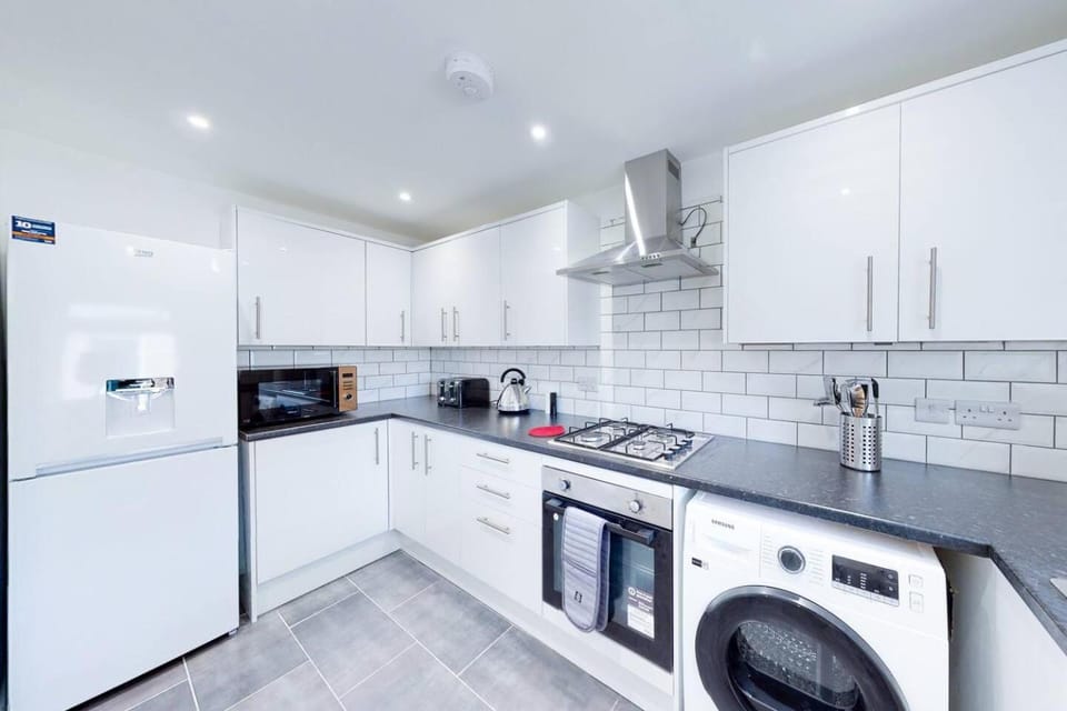 3Bed Contractor House Sleeps 5 Parking WiFi House in Bedford
