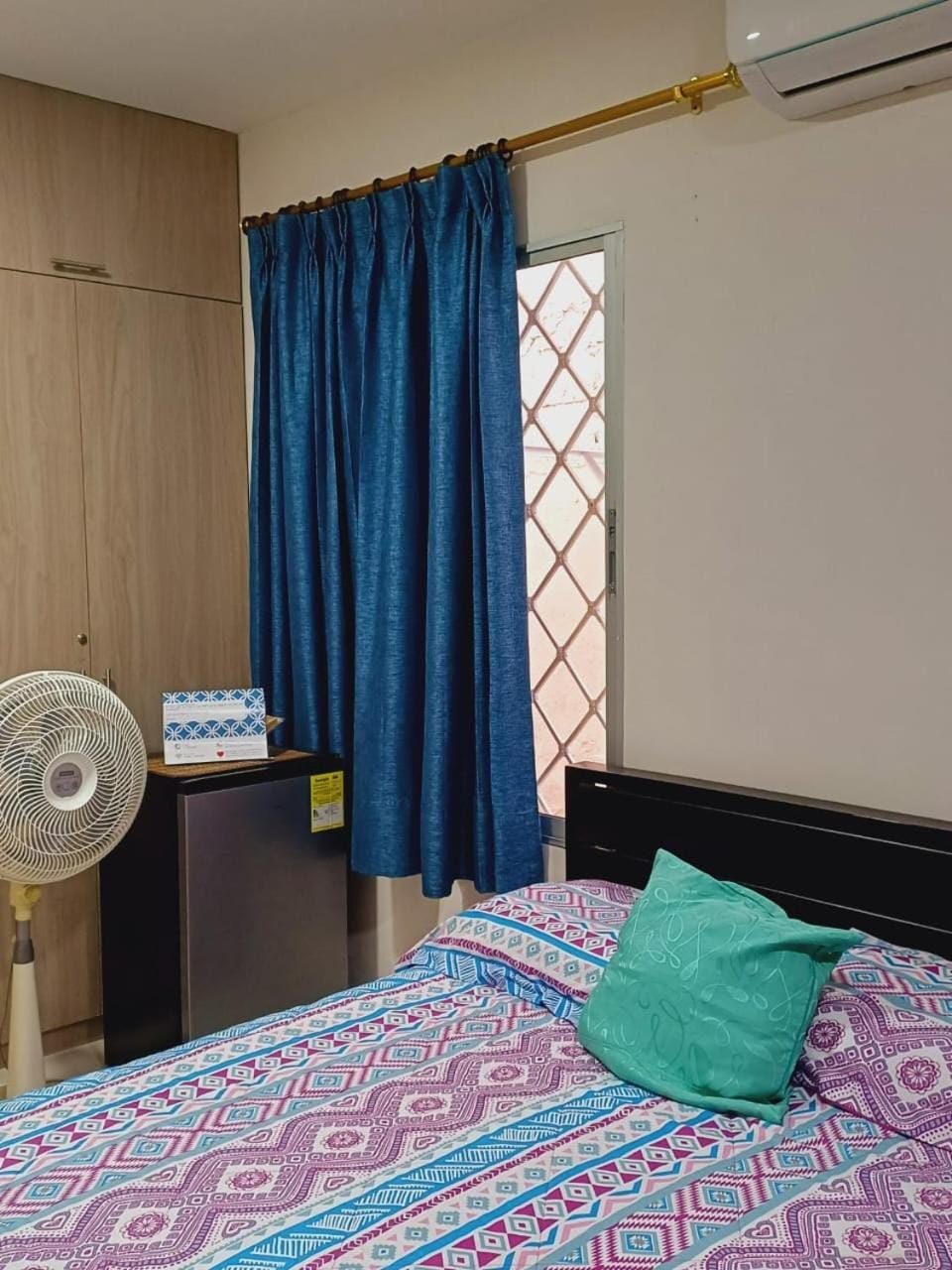 Bed, Photo of the whole room, fireplace, air conditioner