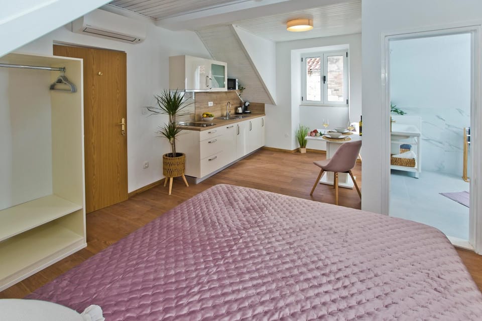 Bed, Kitchen or kitchenette, Photo of the whole room, Bedroom, wardrobe