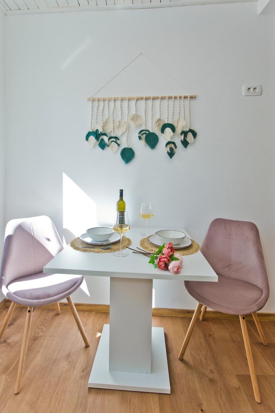 Food and drinks, Seating area, Dining area, Food