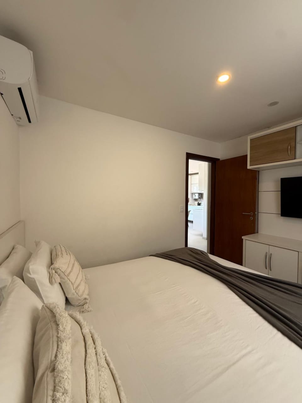 Bed, TV and multimedia, Photo of the whole room, Bedroom, air conditioner