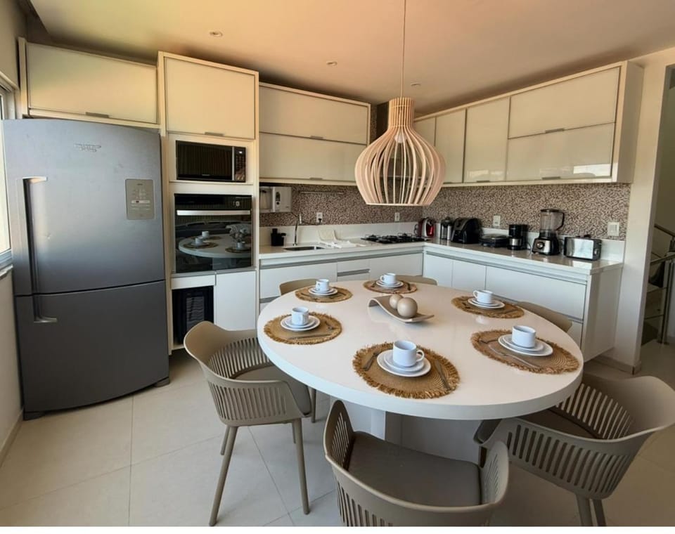 Coffee/tea facilities, Kitchen or kitchenette, Living room, Dining area, oven, stove, toaster