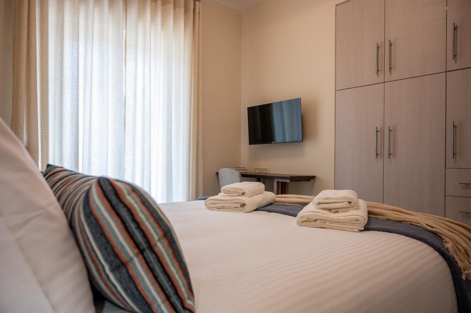 Bed, TV and multimedia, Photo of the whole room, Bedroom, towels, wardrobe