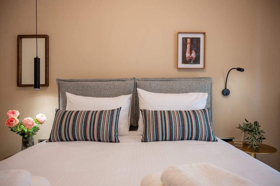 Bed, Photo of the whole room, Decorative detail, Bedroom