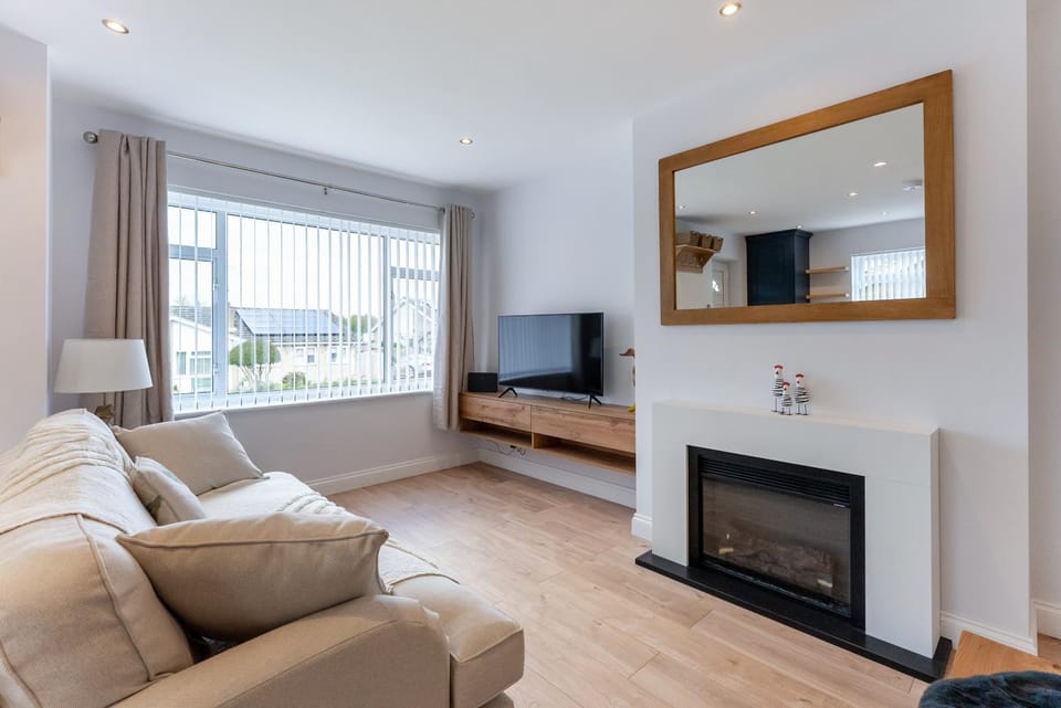 TV and multimedia, Living room, Seating area, Evening entertainment, flat iron