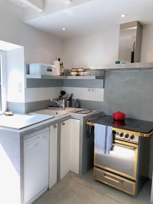 Kitchen or kitchenette, pet friendly, stove