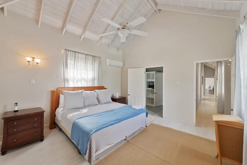 Hullabaloo Villa in Saint James