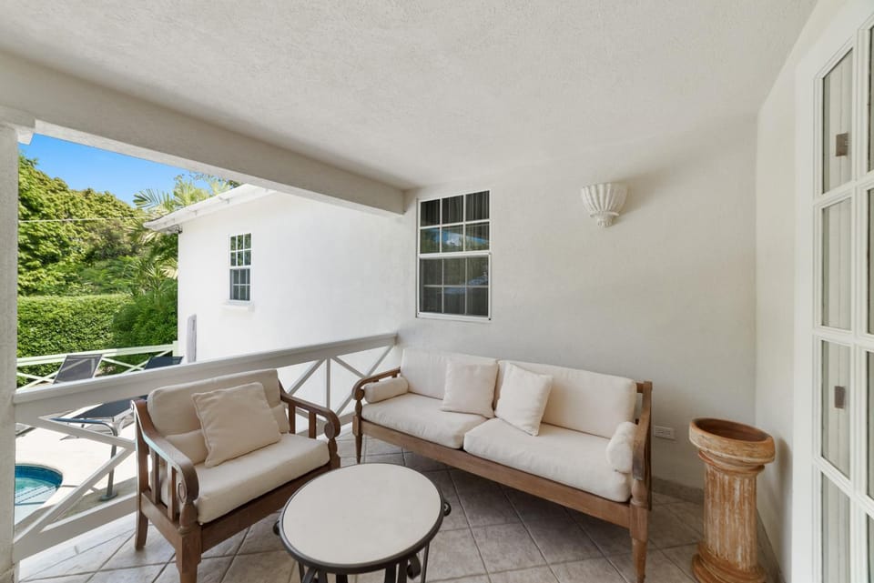 Hullabaloo Villa in Saint James