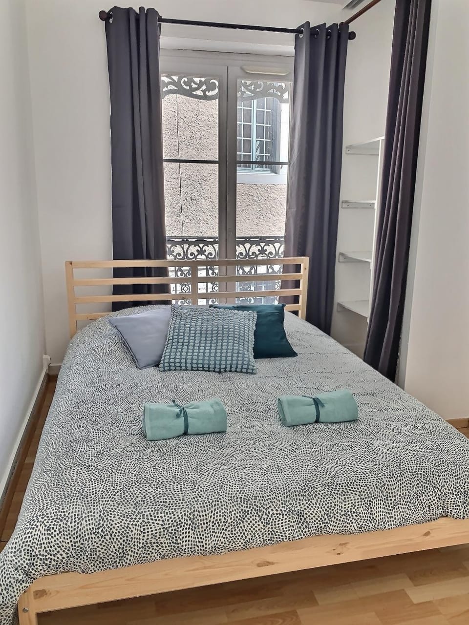 Photo of the whole room, Bedroom