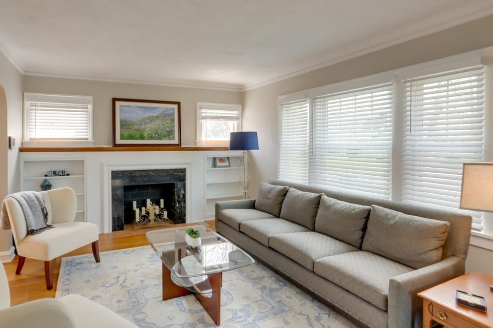 Walk to Lake Erie Chic Home, Private Yard and Deck House in Lake Erie