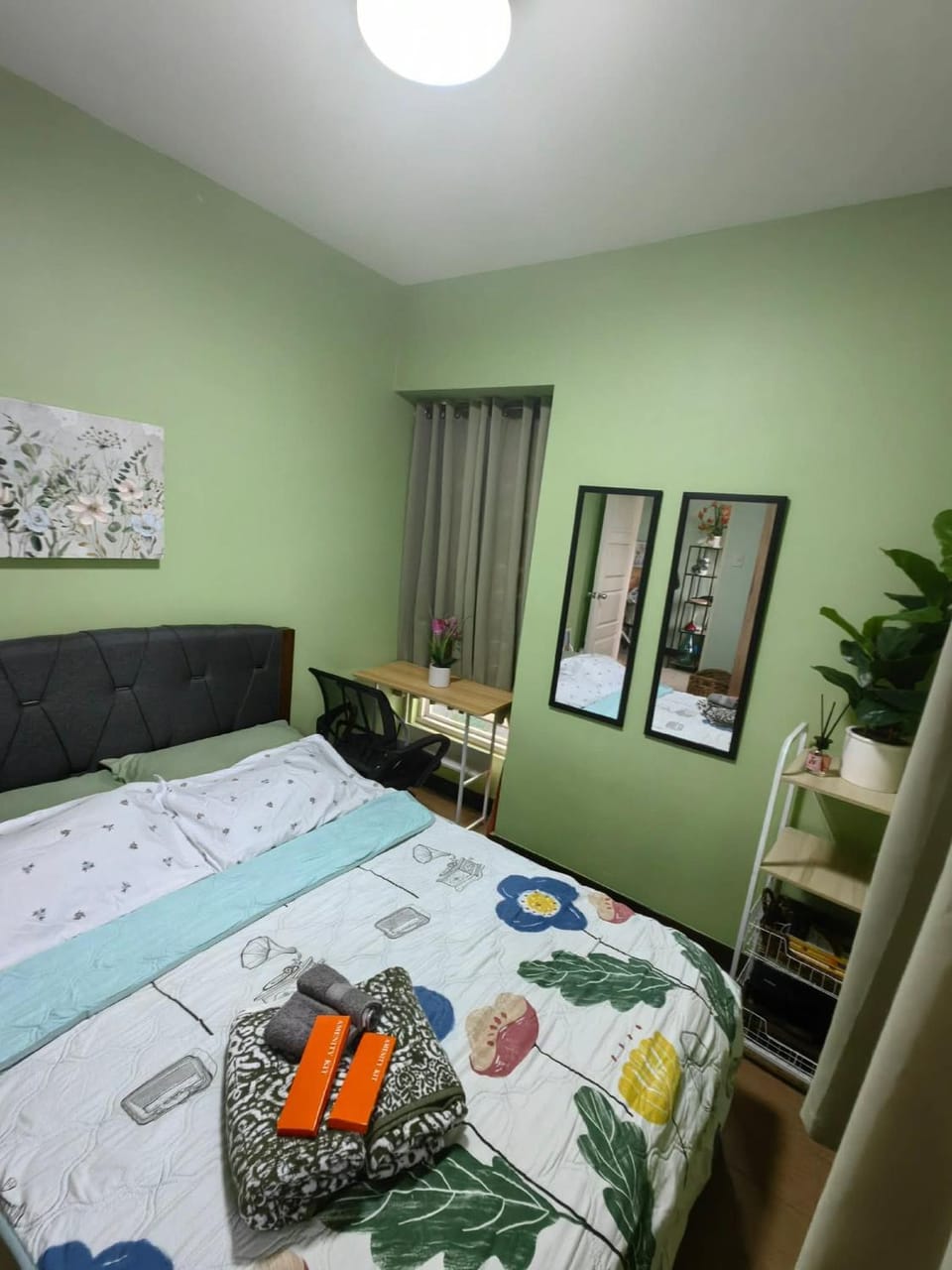 Bed, Living room, Bedroom, towels