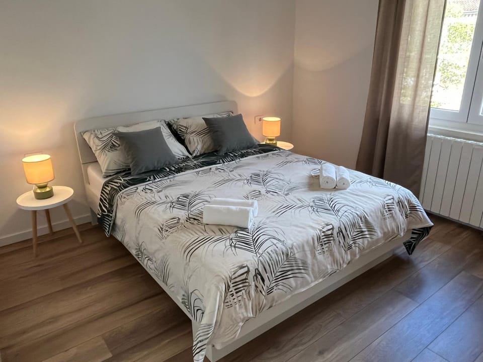 Bed, Bedroom, internet, towels