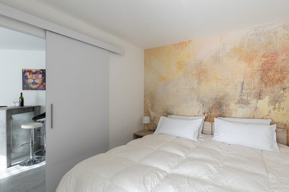 Restaurant/places to eat, Bed, Photo of the whole room, Floor plan, Bedroom, children, children, young children, young children, older children, older children, flat iron, furniture, furniture, internet, internet, wardrobe, air conditioner