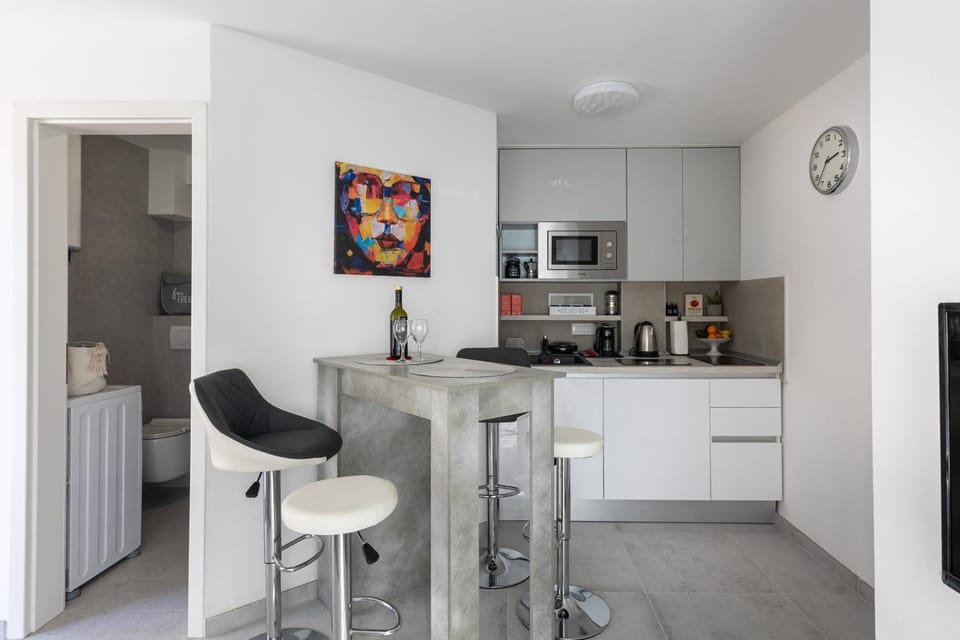 Coffee/tea facilities, Kitchen or kitchenette, Living room, Seating area, Floor plan, Dining area, Family, Family, furniture, furniture, heating, internet, microwave, minibar, stove, toaster