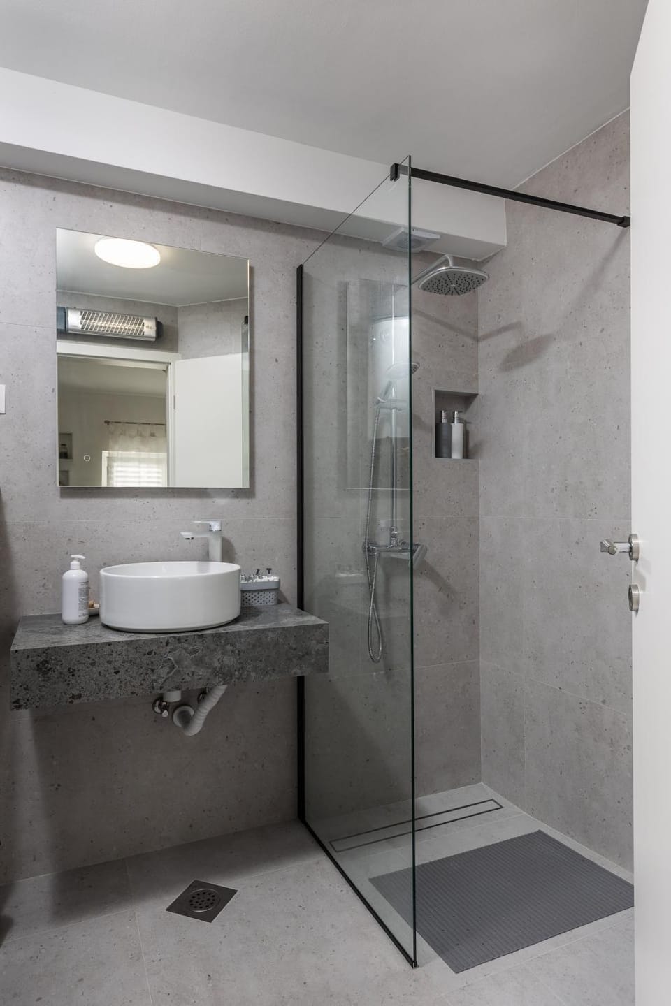 Shower, Toilet, Bathroom, Floor plan, children, children, young children, young children, older children, older children, Family, Family, ATM, flat iron, furniture, furniture, hair dryier, heating, internet, internet, towels, towels, washing machine