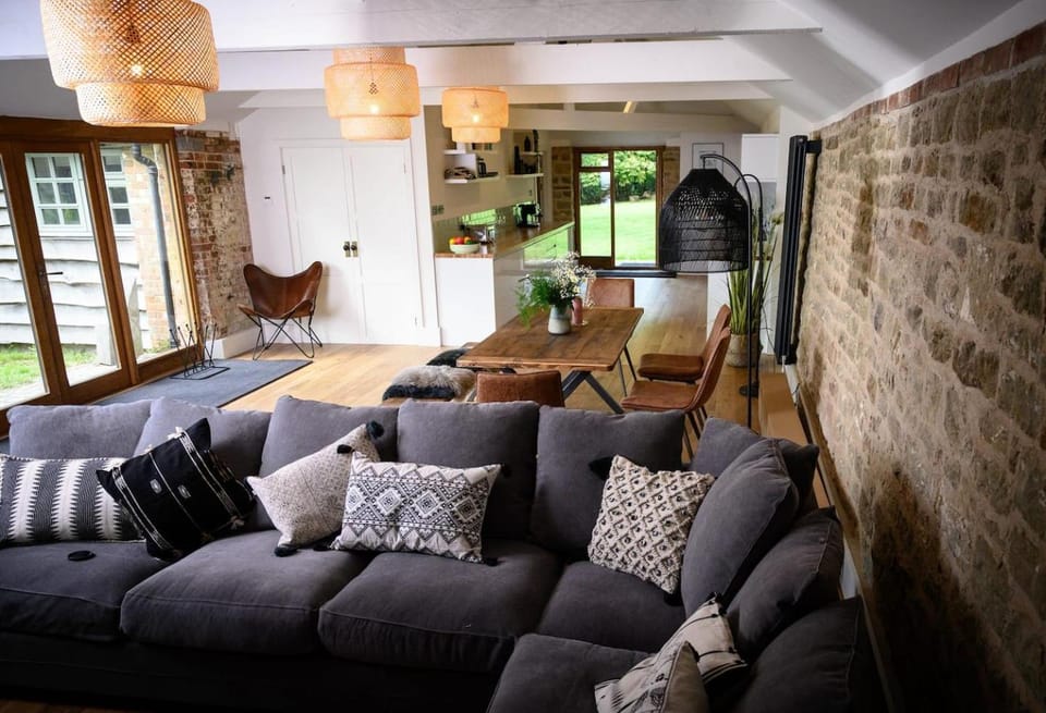 Communal lounge/ TV room, TV and multimedia, Living room, Seating area, Evening entertainment