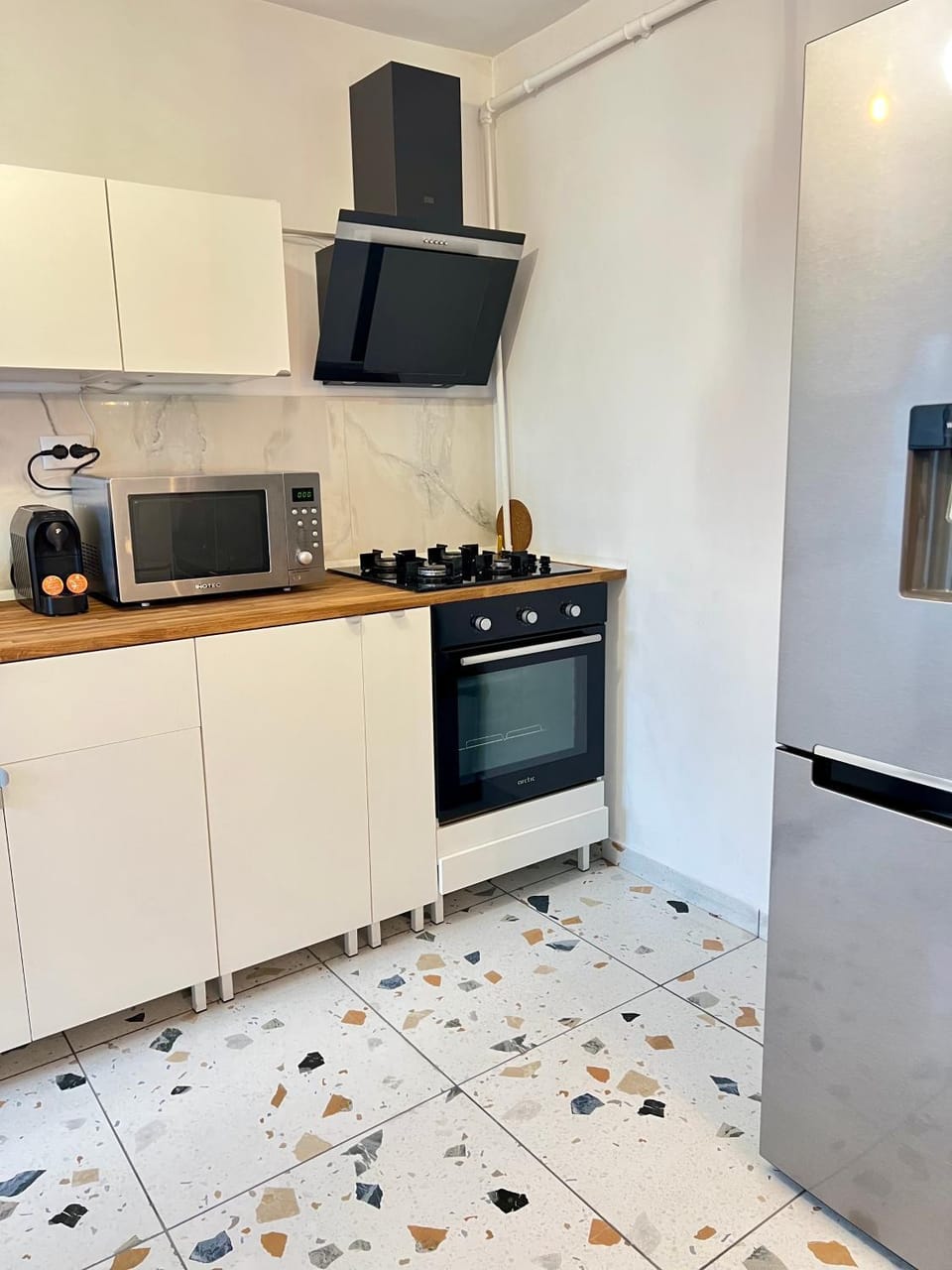 Coffee/tea facilities, Kitchen or kitchenette, microwave, minibar, oven, stove