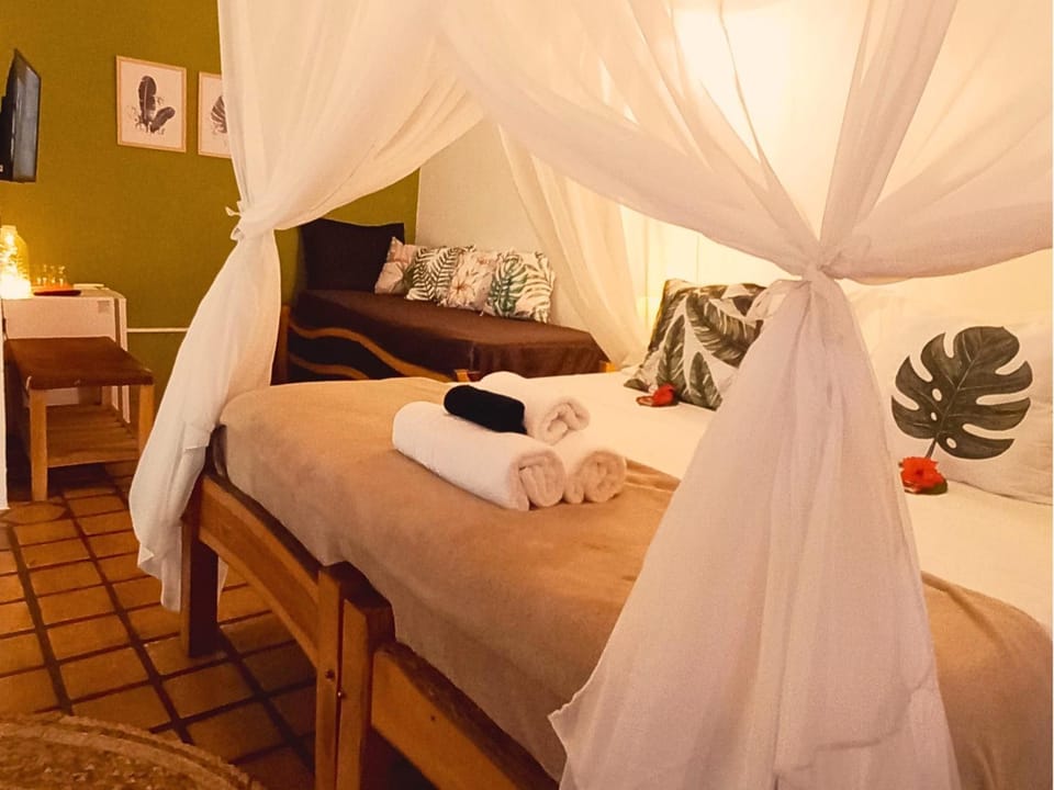 Bed, TV and multimedia, Bedroom, towels