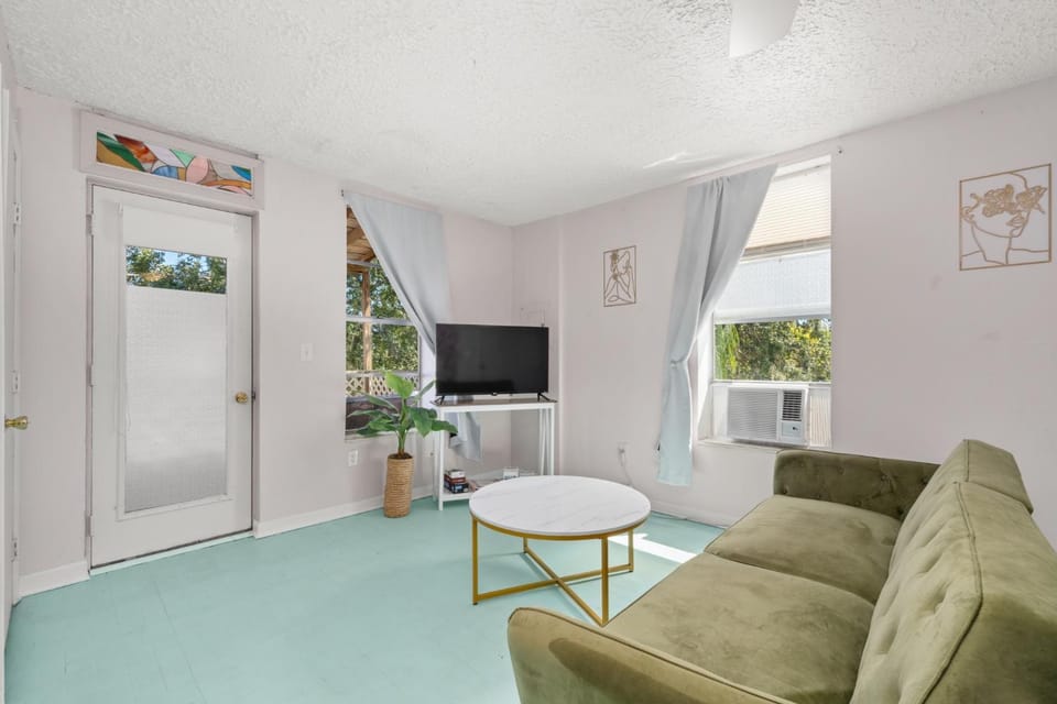 Sebring Circle Studio Stay- Postcard Mural Views Apartment in Sebring