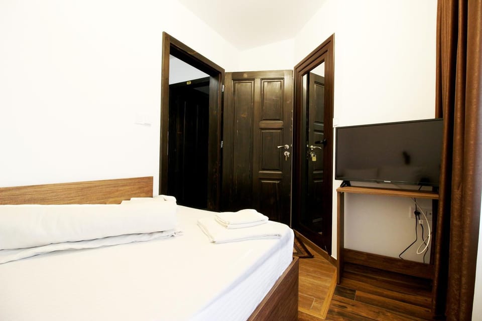 Bed, Bathroom, TV and multimedia, Photo of the whole room, wardrobe